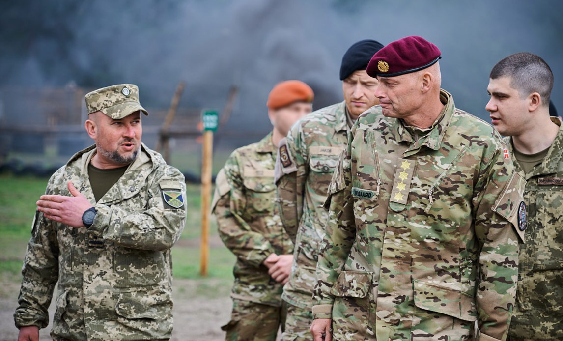 Fungerende forsvarschef Michael Hylgaard på besøg i Ukraine